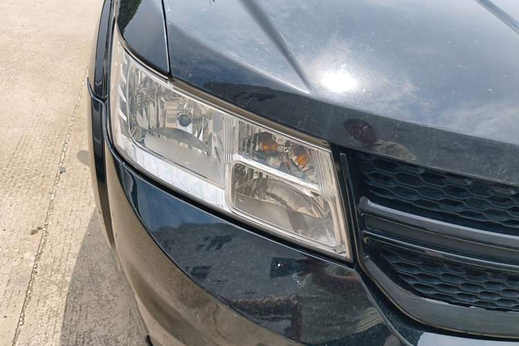 Used Dodge Journey 2013 2.4L Two-Wheel Drive Luxury Version Right Front Headlight
