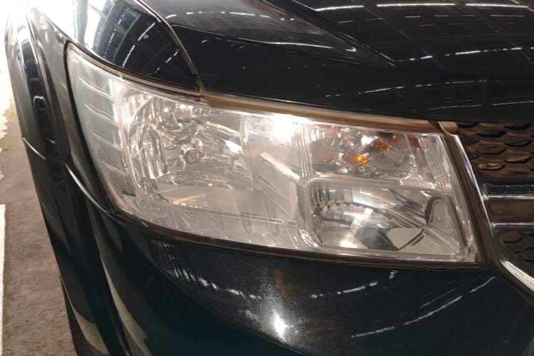 Used Dodge Journey 2013 2.4L Two-Wheel Drive Luxury Version Right Front Headlight