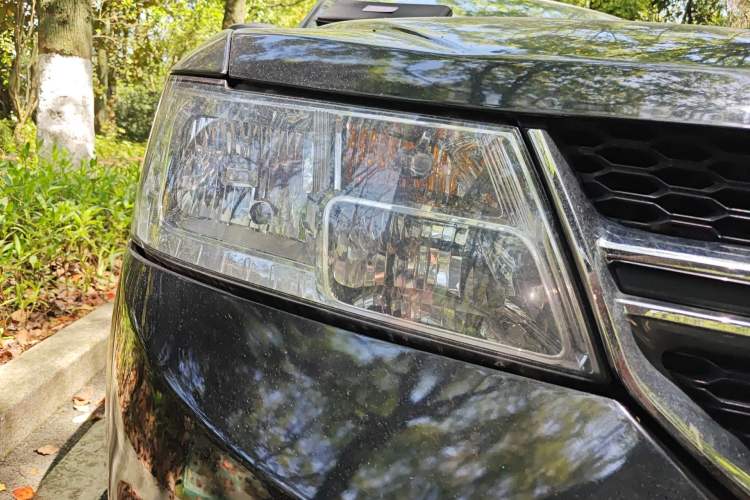 Used Dodge Journey 2013 2.4L Two-Wheel Drive Luxury Version Right Front Headlight