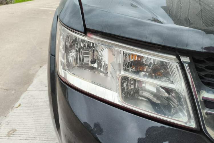 Used Dodge Journey 2013 2.4L Two-Wheel Drive Luxury Version Right Front Headlight