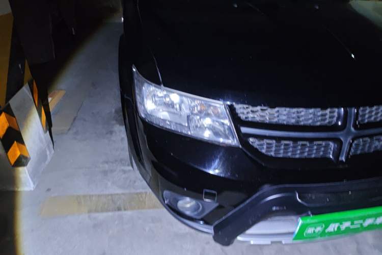 Used Dodge Journey 2013 2.4L Two-Wheel Drive Luxury Version Right Front Headlight