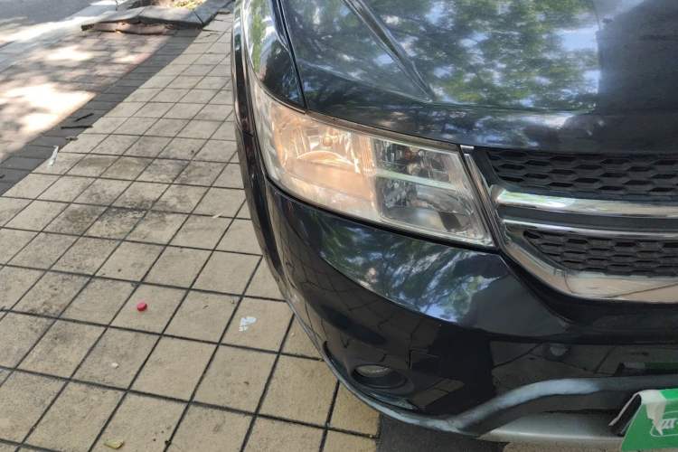 Used Dodge Journey 2013 2.4L Two-Wheel Drive Luxury Version Right Front Headlight