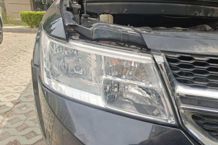 Used Dodge Journey 2013 2.4L Two-Wheel Drive Luxury Version Right Front Headlight