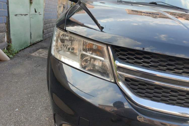 Used Dodge Journey 2013 2.4L Two-Wheel Drive Luxury Version Right Front Headlight