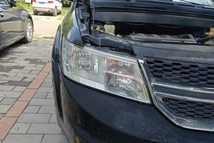 Used Dodge Journey 2013 2.4L Two-Wheel Drive Luxury Version Right Front Headlight