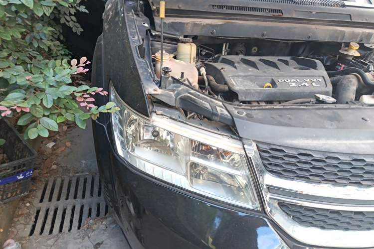 Used Dodge Journey 2013 2.4L Two-Wheel Drive Luxury Version Right Front Headlight