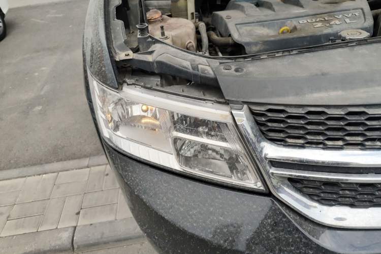 Used Dodge Journey 2013 2.4L Two-Wheel Drive Luxury Version Right Front Headlight