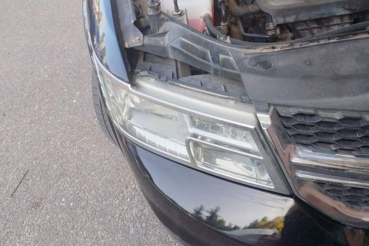 Used Dodge Journey 2013 2.4L Two-Wheel Drive Luxury Version Right Front Headlight