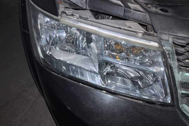 Used Dodge Journey 2013 2.4L Two-Wheel Drive Luxury Version Right Front Headlight