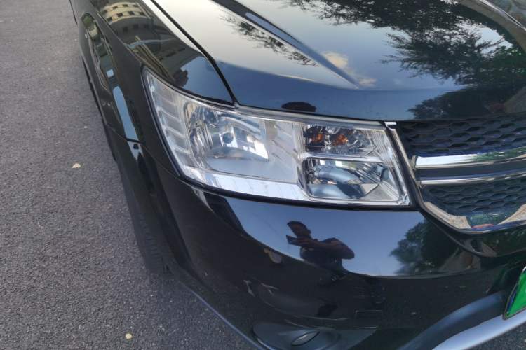 Used Dodge Journey 2013 2.4L Two-Wheel Drive Luxury Version Right Front Headlight