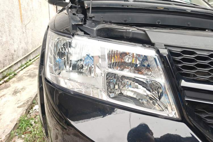 Used Dodge Journey 2013 2.4L Two-Wheel Drive Luxury Version Right Front Headlight