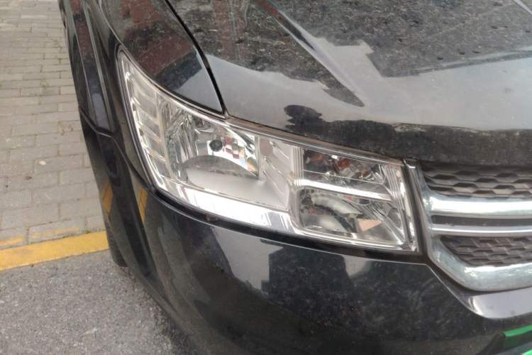Used Dodge Journey 2013 2.4L Two-Wheel Drive Luxury Version Right Front Headlight