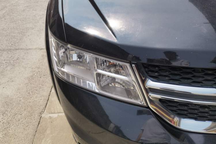 Used Dodge Journey 2013 2.4L Two-Wheel Drive Luxury Version Right Front Headlight