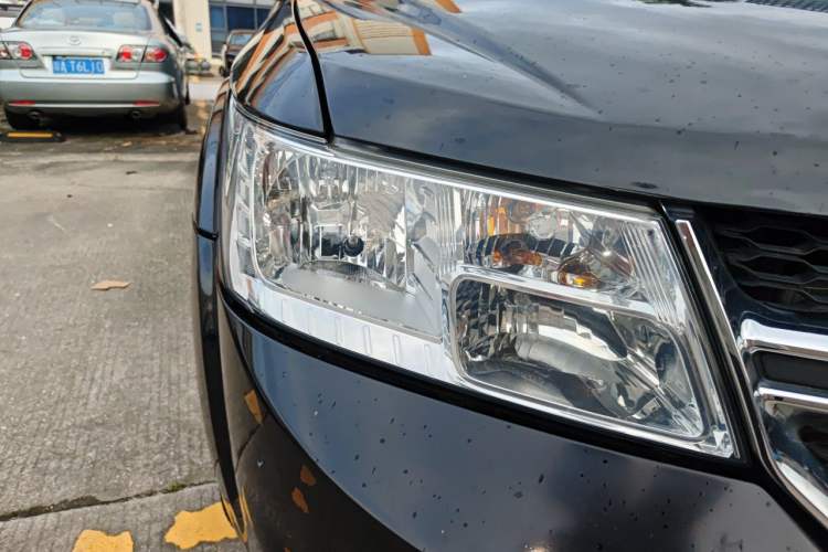Used Dodge Journey 2013 2.4L Two-Wheel Drive Luxury Version Right Front Headlight