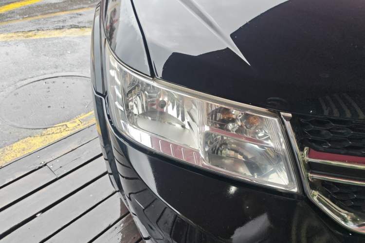 Used Dodge Journey 2013 2.4L Two-Wheel Drive Luxury Version Right Front Headlight