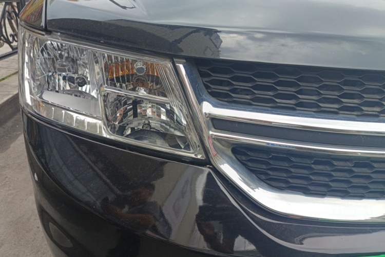 Used Dodge Journey 2013 2.4L Two-Wheel Drive Luxury Version Right Front Headlight