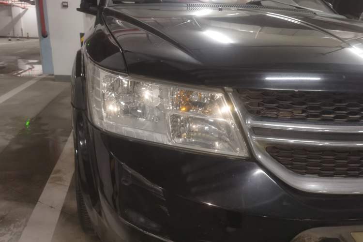 Used Dodge Journey 2013 2.4L Two-Wheel Drive Luxury Version Right Front Headlight