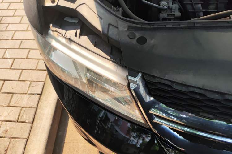 Used Dodge Journey 2013 2.4L Two-Wheel Drive Luxury Version Right Front Headlight