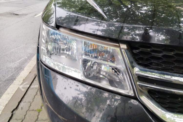 Used Dodge Journey 2013 2.4L Two-Wheel Drive Luxury Version Right Front Headlight