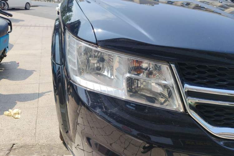 Used Dodge Journey 2013 2.4L Two-Wheel Drive Luxury Version Right Front Headlight