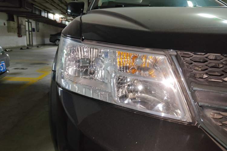 Used Dodge Journey 2013 2.4L Two-Wheel Drive Luxury Version Right Front Headlight