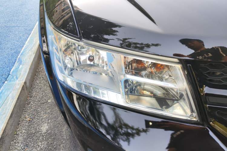Used Dodge Journey 2013 2.4L Two-Wheel Drive Luxury Version Right Front Headlight