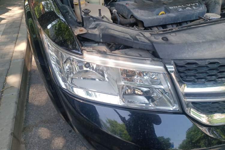 Used Dodge Journey 2013 2.4L Two-Wheel Drive Luxury Version Right Front Headlight