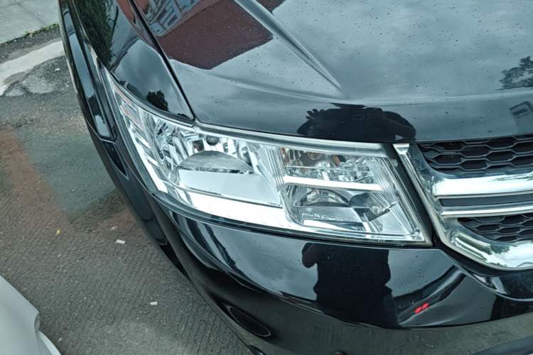 Used Dodge Journey 2013 2.4L Two-Wheel Drive Luxury Version Right Front Headlight