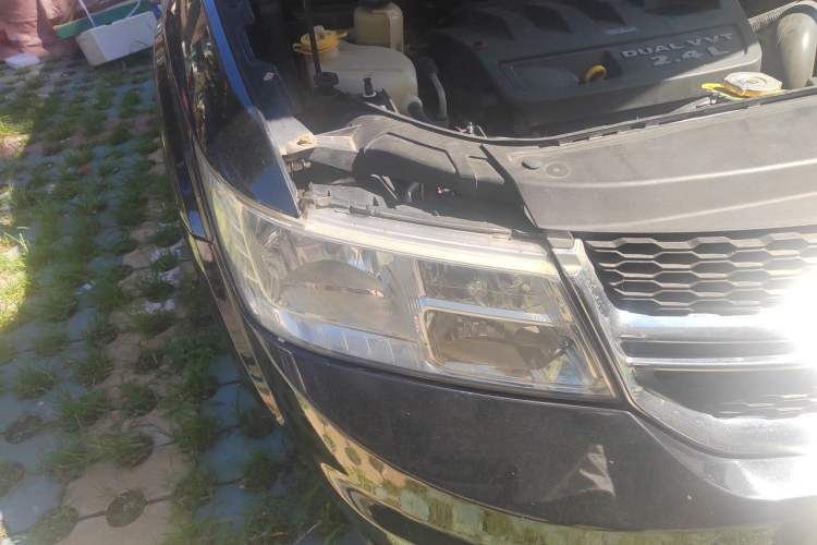 Used Dodge Journey 2013 2.4L Two-Wheel Drive Luxury Version Right Front Headlight