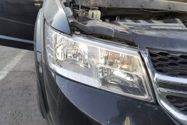 Used Dodge Journey 2013 2.4L Two-Wheel Drive Luxury Version Right Front Headlight