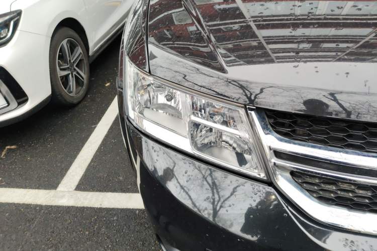 Used Dodge Journey 2013 2.4L Two-Wheel Drive Luxury Version Right Front Headlight
