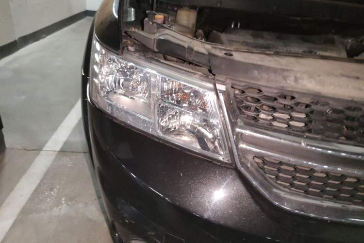 Used Dodge Journey 2013 2.4L Two-Wheel Drive Luxury Version Right Front Headlight