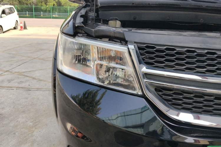 Used Dodge Journey 2013 2.4L Two-Wheel Drive Luxury Version Right Front Headlight