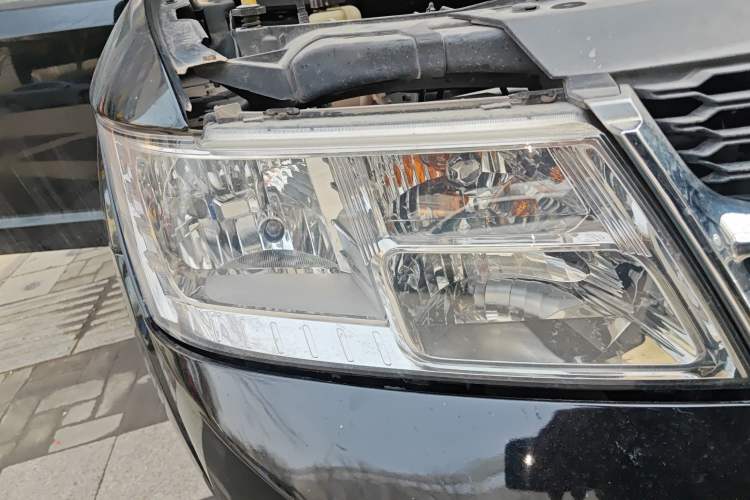 Used Dodge Journey 2013 2.4L Two-Wheel Drive Luxury Version Right Front Headlight