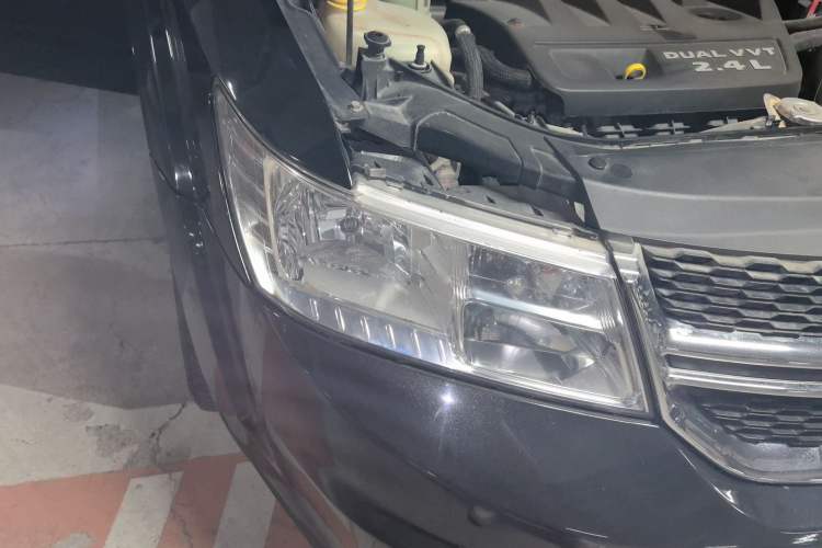 Used Dodge Journey 2013 2.4L Two-Wheel Drive Luxury Version Right Front Headlight