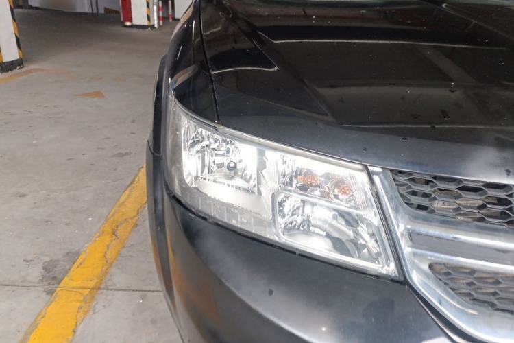 Used Dodge Journey 2013 2.4L Two-Wheel Drive Luxury Version Right Front Headlight