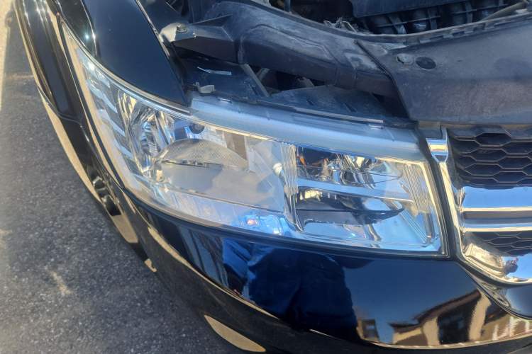 Used Dodge Journey 2013 2.4L Two-Wheel Drive Luxury Version Right Front Headlight