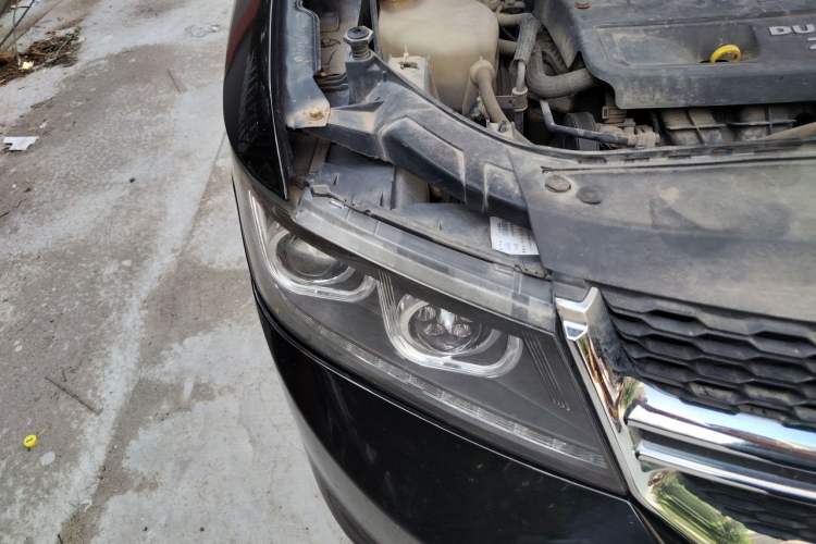 Used Dodge Journey 2013 2.4L Two-Wheel Drive Luxury Version Right Front Headlight