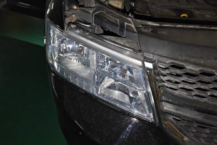 Used Dodge Journey 2013 2.4L Two-Wheel Drive Luxury Version Right Front Headlight
