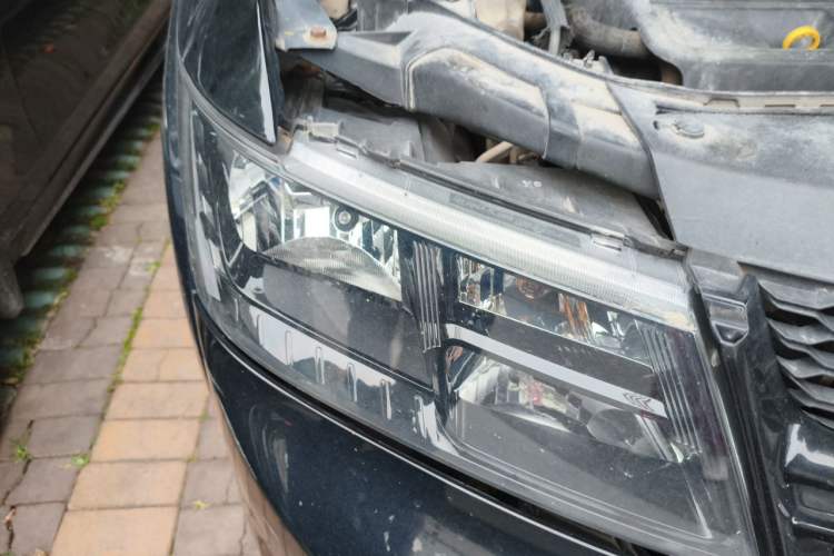 Used Dodge Journey 2013 2.4L Two-Wheel Drive Luxury Version Right Front Headlight