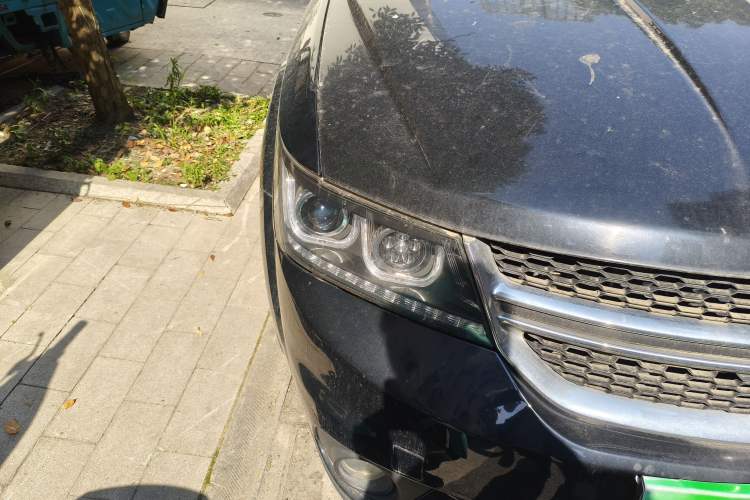 Used Dodge Journey 2013 2.4L Two-Wheel Drive Luxury Version Right Front Headlight