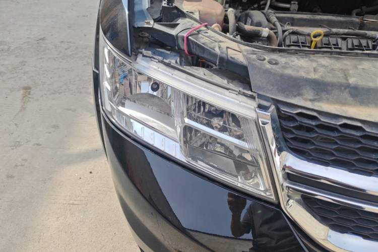Used Dodge Journey 2013 2.4L Two-Wheel Drive Luxury Version Right Front Headlight