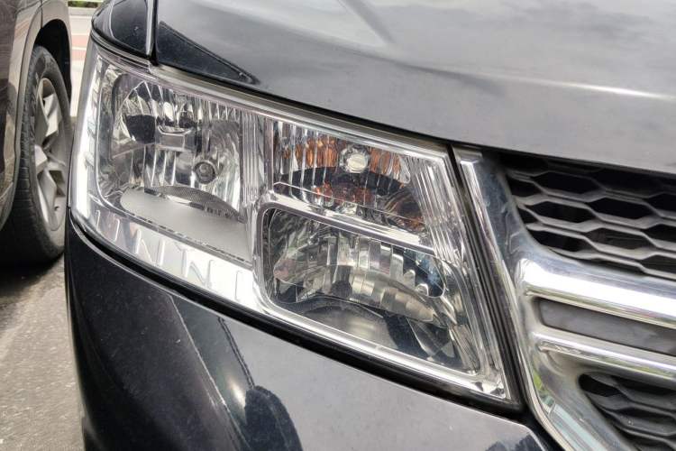 Used Dodge Journey 2013 2.4L Two-Wheel Drive Luxury Version Right Front Headlight