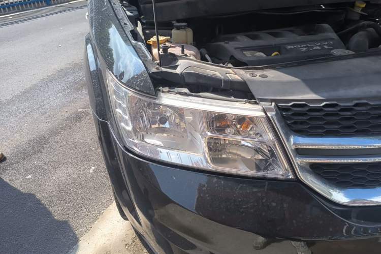 Used Dodge Journey 2013 2.4L Two-Wheel Drive Luxury Version Right Front Headlight