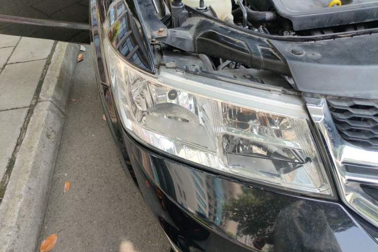 Used Dodge Journey 2013 2.4L Two-Wheel Drive Luxury Version Right Front Headlight