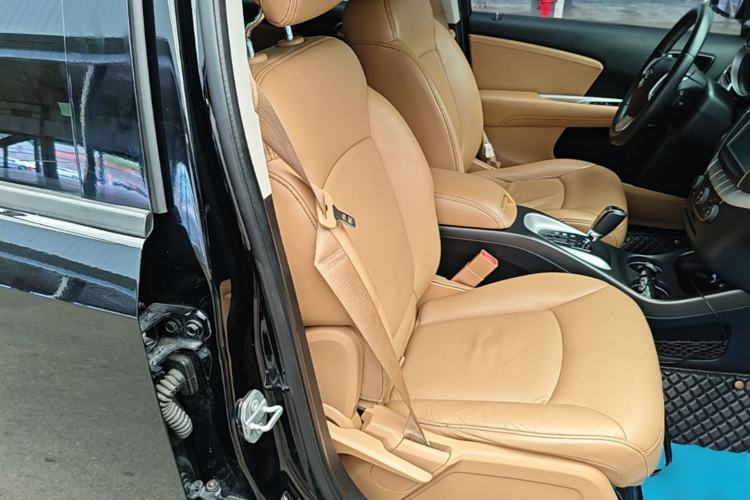 Used Dodge Journey 2013 2.4L Two-Wheel Drive Luxury Version Right Front Seat