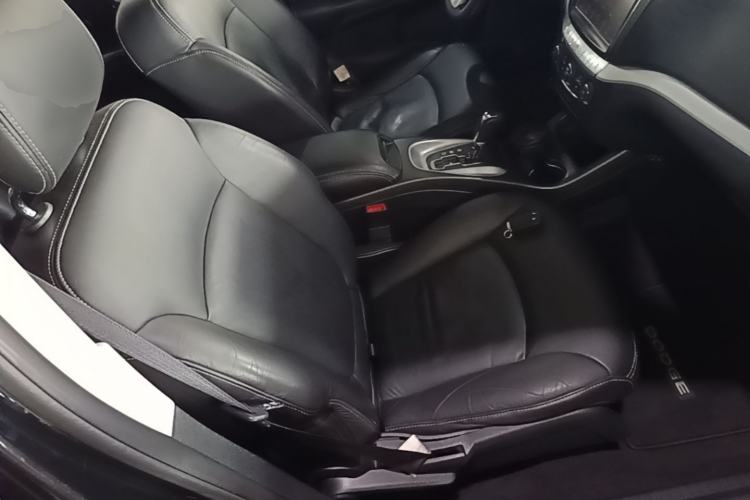 Used Dodge Journey 2013 2.4L Two-Wheel Drive Luxury Version Right Front Seat