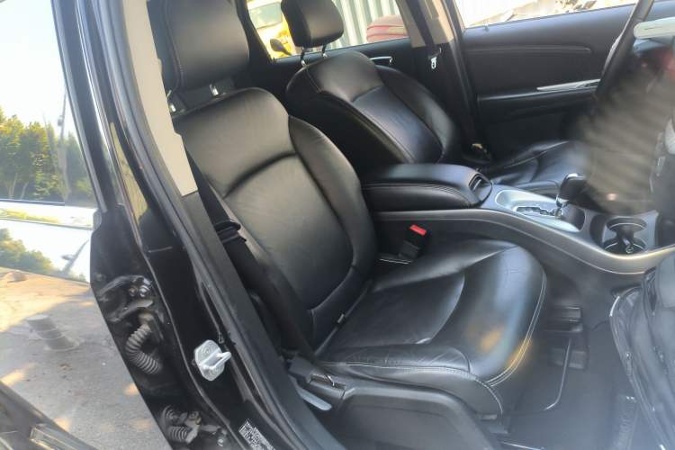 Used Dodge Journey 2013 2.4L Two-Wheel Drive Luxury Version Right Front Seat