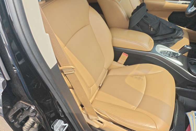 Used Dodge Journey 2013 2.4L Two-Wheel Drive Luxury Version Right Front Seat