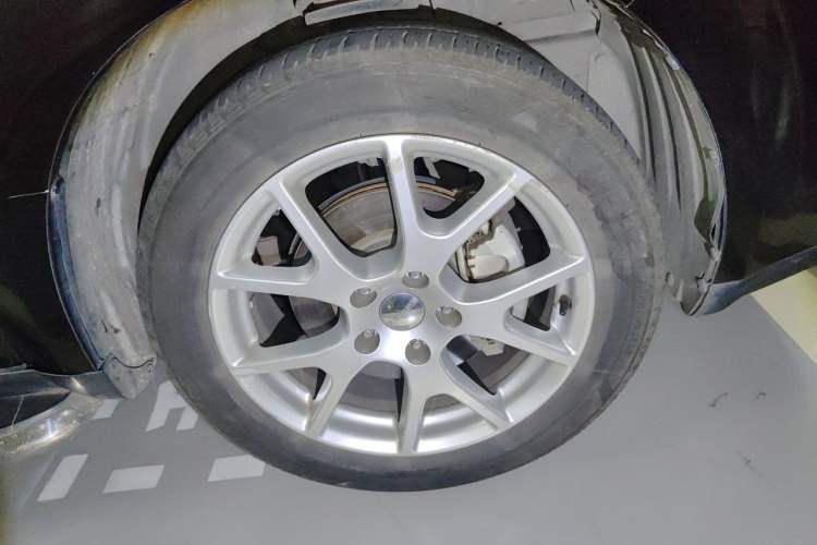 Used Dodge Journey 2013 2.4L Two-Wheel Drive Luxury Version Right Front Wheel Hub